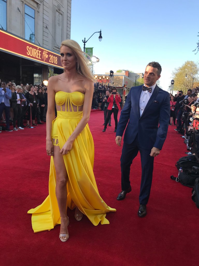clearlyca's tweet photo. Notre ambassadrice @AnoukMeunier est tout simplement radieuse sur le tapis rouge de la @soireeArtis! Un vrai rayon de soleil ! 🌞 #mesClearly #ARTIS2018 https://t.co/CIrXy64TJs