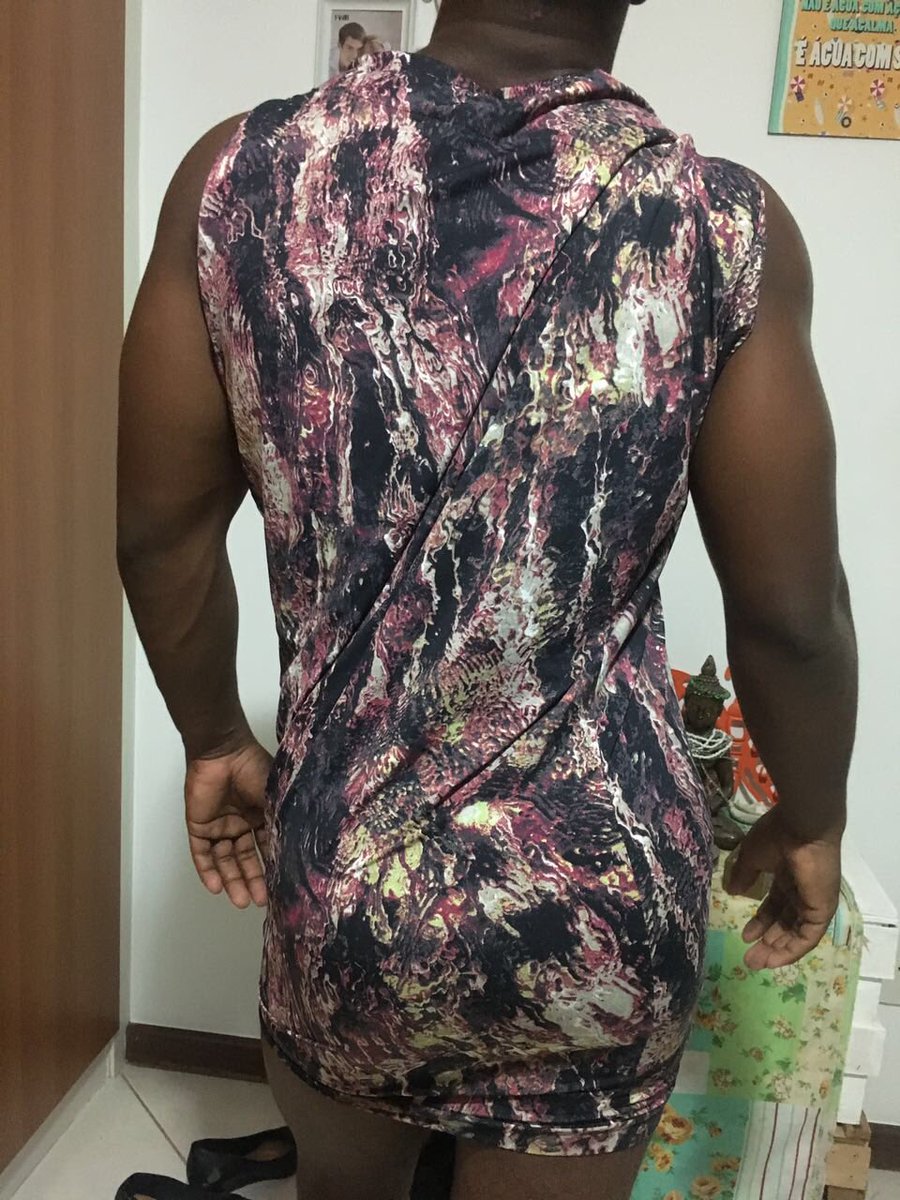bielmanhaes00's tweet photo. Então galera,minha namorada tem um brechó online,no Instagram,e há um tempo atrás ela postou fotos na OLX vestindo as peças e foi muito assediada. Resolvemos agora que sou o manequim porque essa situação abala nossa paciência, não minha masculinidade. Agora confiram o brechó + https://t.co/okppq3xJlX