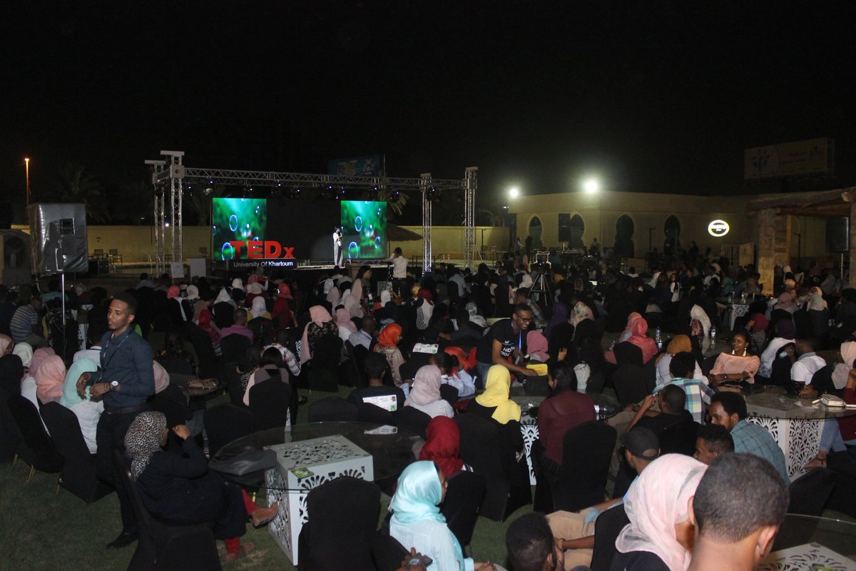 TirhalSudan's tweet photo. لحظات من سلسلة المؤتمرات العالمية التي تهدف لتعريف ونشر الافكار الجديدة والمتميزة للعالم TEDx المقامة اليوم بالعاصمة الخرطوم في نادي AGC والتي تم طرح العديد من الأفكار والنقاشات من خلالها سعياً لنشر الأفكار..
#ترحال
#رفاهية_من_الباب_للباب
#TEDx
#TEDx_in_Sudan
#TEDxUofK2018 https://t.co/zwGG7HgBYQ
