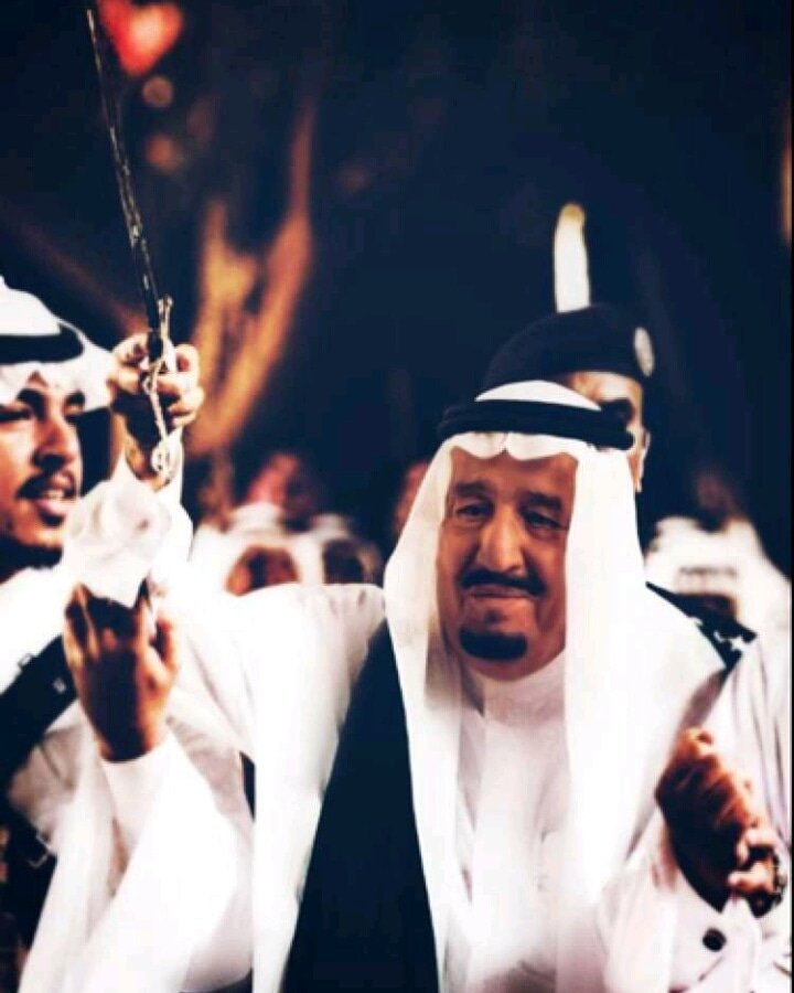 m_lllia7's tweet photo. هذا الرجل في الثمانين من عمره ، شهد توحيد البلاد ، فقد 27 من أخوته ، و2 من أبنائه في هذا السن يبحث عن من كانوا حوله ولا يجدهم مهوم بمستقبل المملكه العربية السعودية لذلك يراهن على الشباب وسلمهم المناصب ، نقسم لك يابو فهد سنفدي هذا الوطن بدمائنا💚.
#سلمان_بن_عبدالعزيز https://t.co/dZXxI2DOLS