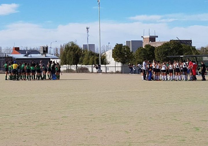 #CampeonatoArgentino #Mayores #Ascenso... Las chicas de Litoral cayeron en la final vs Misiones 2 a 1 (gol de @AgustinaBouzaOk ) y se quedaron con la medalla de plata. Igualmente el gran objetivo del ascenso y vuelta a la A ya estaba cumplido para las de <a href="/Diegoserio13/">Diego Serio</a>.. 📷 AHL