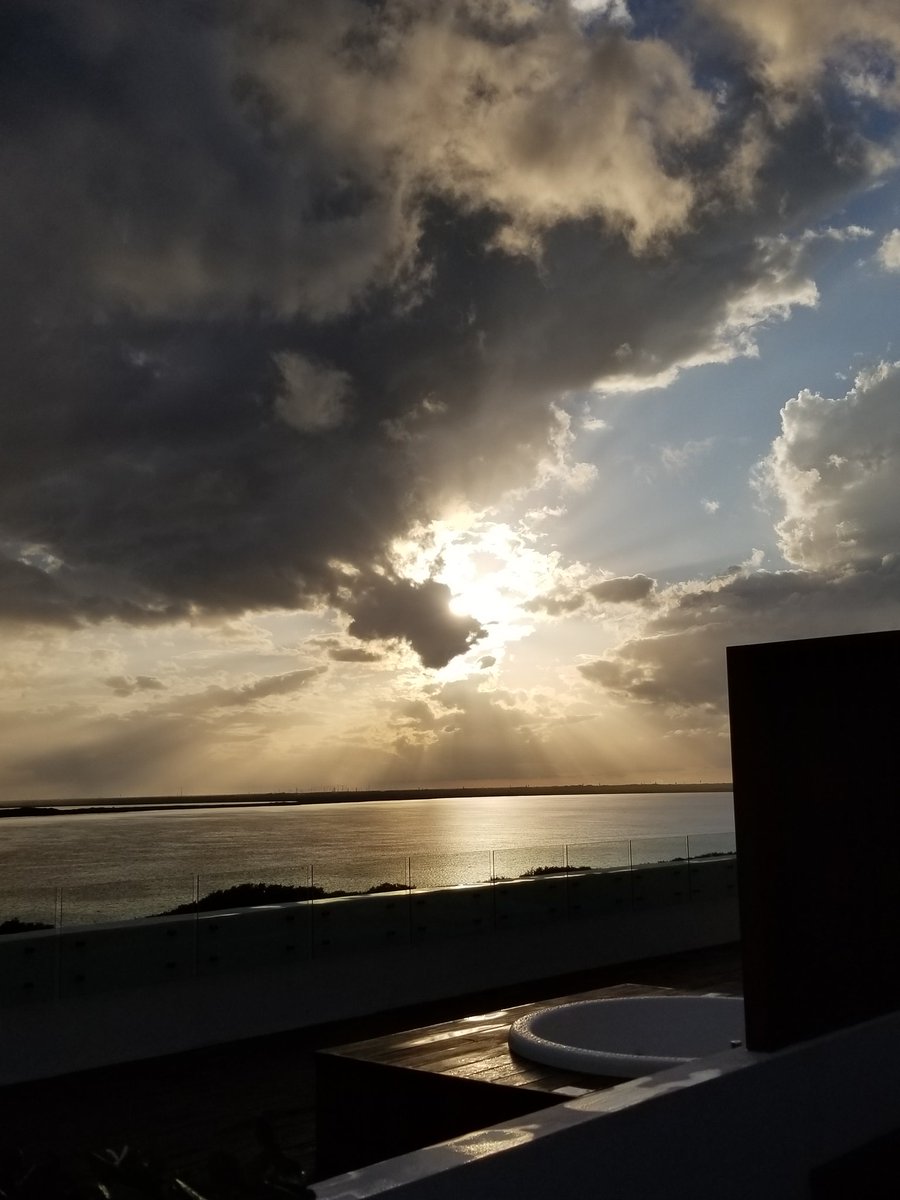 pc3b10's tweet photo. Rainbow to my left, sunset to my right https://t.co/mflwxdV8O9