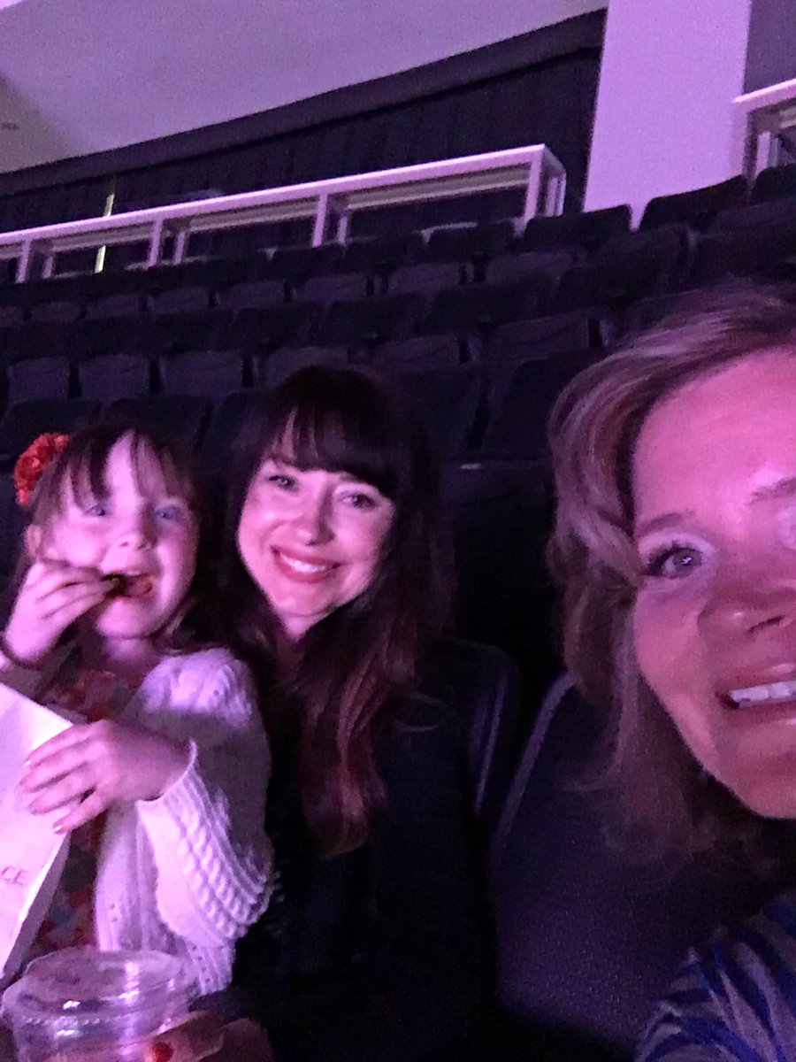 LightKerrie's tweet photo. #starsonice2018 #YEG #familyfun https://t.co/5cIcrA6DL1