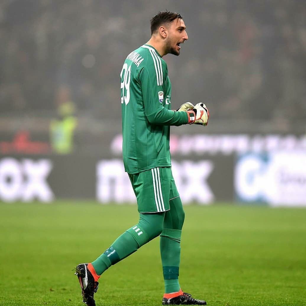 futtmais's tweet photo. Após o jogo de hoje, Donnarumma tirou sua camisa e jogou para a torcida, como 'pedido de desculpas'. Os torcedores jogaram a camisa de volta. O goleiro apanhou ela no chão e, chorando, foi embora pro vestiário sem dar entrevista. https://t.co/XC42wKoraN