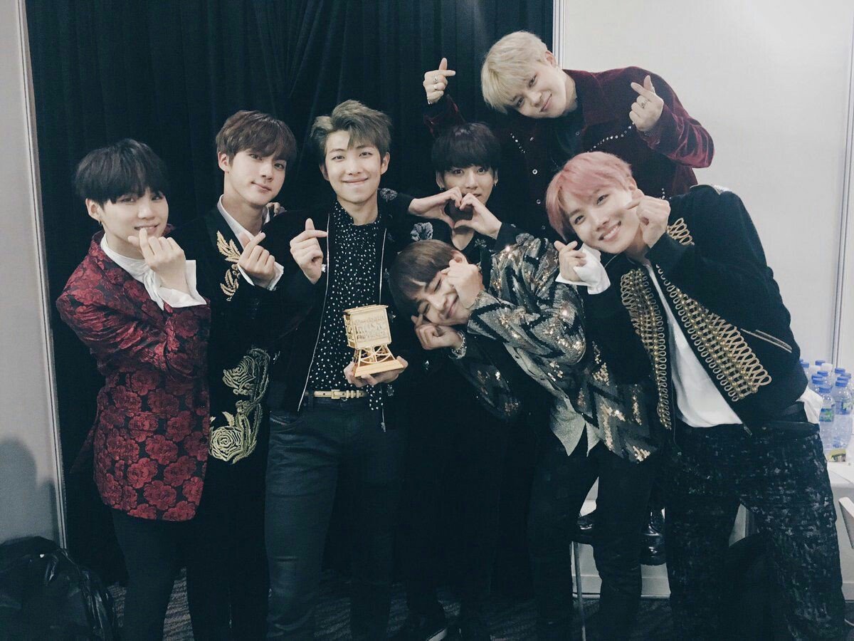 tuna___twt's tweet photo. RT para que llegue a la TL de un kpopie 

@BTS_twt #PremiosMTVMiaw #MTVLAKPOPBTS #MTVLAFANARMYBTS https://t.co/Fz5aQr34ex