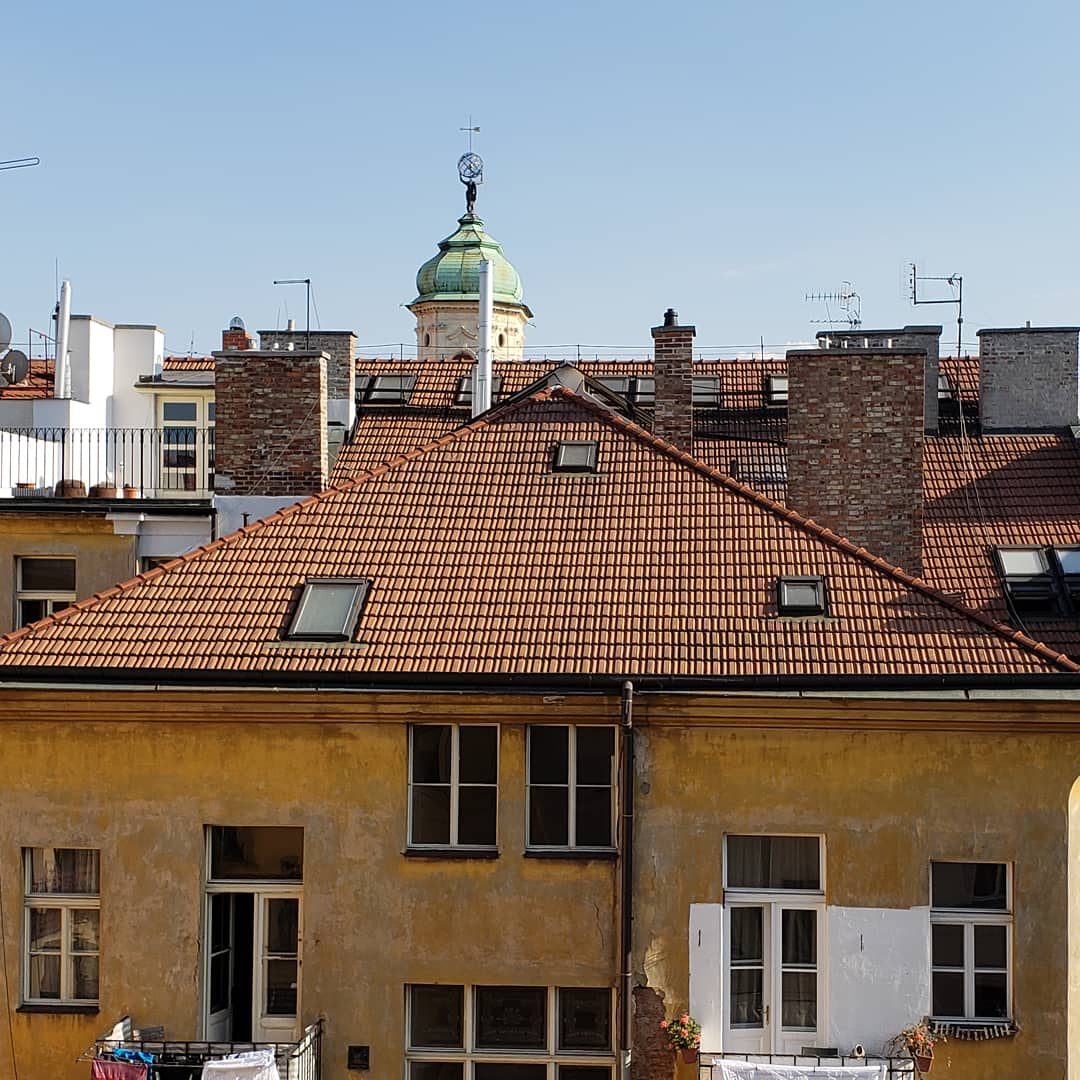 If you're obsessed with symmetry, how annoying is this roof?
