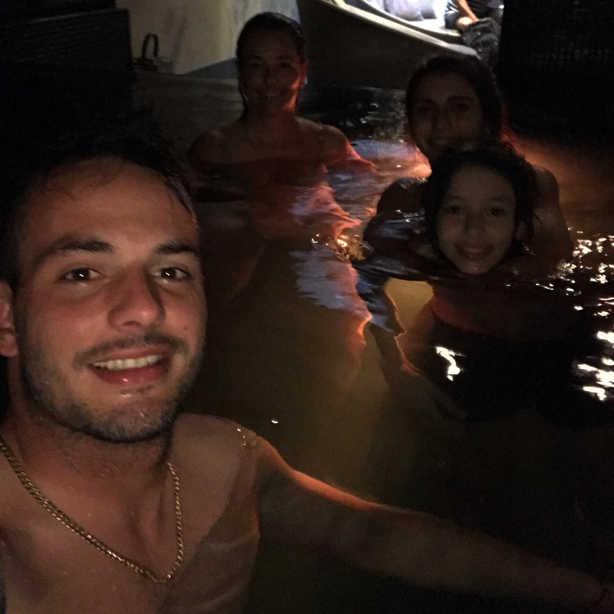 Feliz día a todas las madres , sobre todo a mi mamá y en especial a la mamá de mi hija !! 👨‍👩‍👧❤️❤️ <a href="/dani_ponzio/">Dani Ponzio</a>