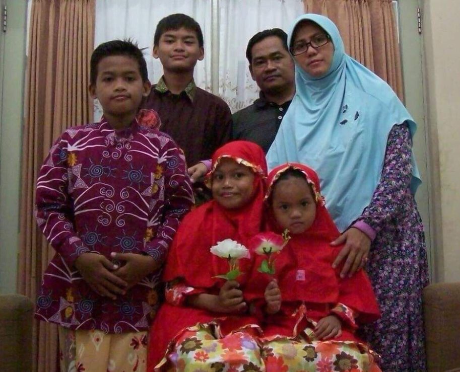 Satu Keluarga Pelaku kemarin

Satu keluarga Dita Oepriarto, ketua JAD Surabaya menjadi terroris, belajarnya dari Suriah.