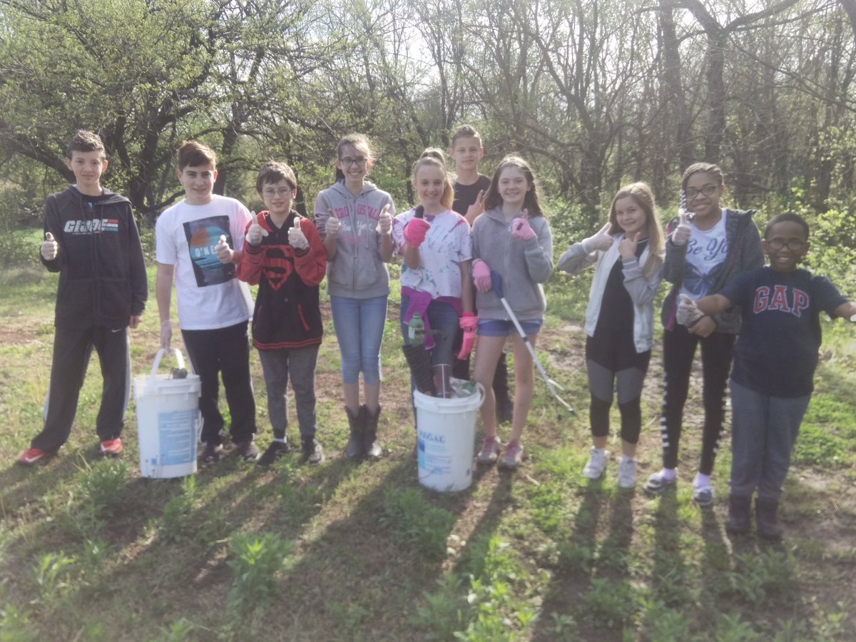 FoxK_98's tweet photo. Went to pond for ecosystem learning. Students could only focus on all the trash. So they went to work! #385edchat https://t.co/0BprQaajAZ