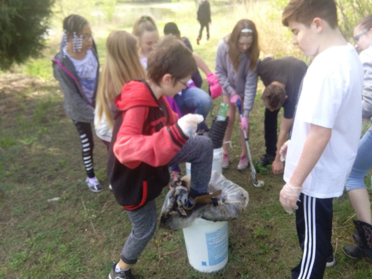 FoxK_98's tweet photo. Went to pond for ecosystem learning. Students could only focus on all the trash. So they went to work! #385edchat https://t.co/0BprQaajAZ