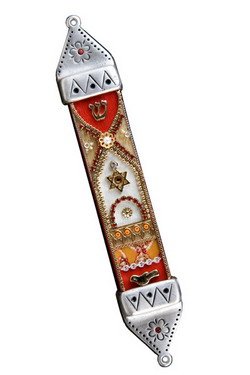JudaismeS's tweet photo. Le mezuza est une symbole juif qui se serve comme montrant la présence de dieu dans une résidence. Le mezuza est mis sur la porte des maisons traditionellement juif et des fois sur chaque porte dans la maison même. Le mezuza contient des versets hébreux du torah. https://t.co/bs3Ep2CtbL