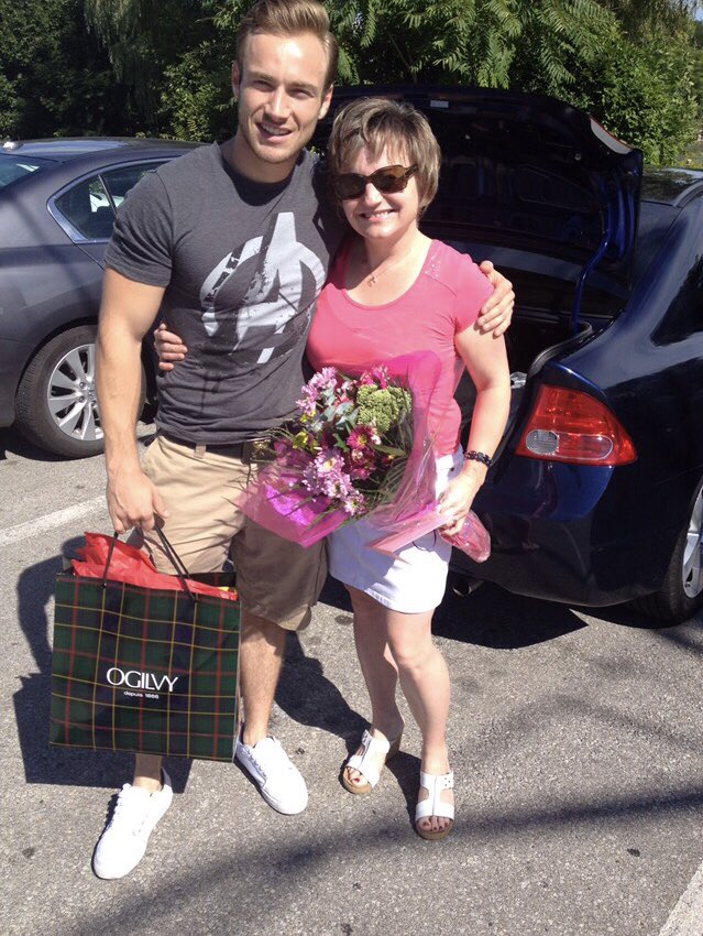 ReelStrength's tweet image. Happy Mother’s day to the person who taught me the value of treating others the way that I’d like to be treated. She passed down the Golden Rule. Proud and grateful to be the son of a Golden Hearted woman. Thank You Mom!!! ❤️💐#happymothersday #gratitude #i❤️mom