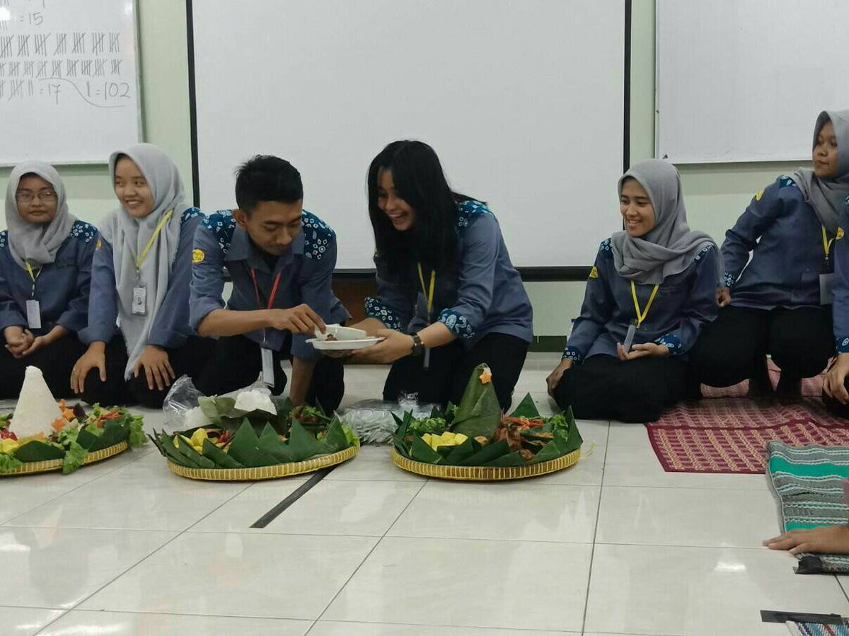 ECPerbanas's tweet photo. [🎈BIG CONFERENCE AND REGENERATION🎈]
.
Mission accomplished!🎉
We would like to say  thank you to our 6 super woman as our beloved Steering Committee❤

And now Congratulations to the new manager of English Club 2018/2019 Yogo Purwantoro!✨🎉 https://t.co/qTGQRk5nCj