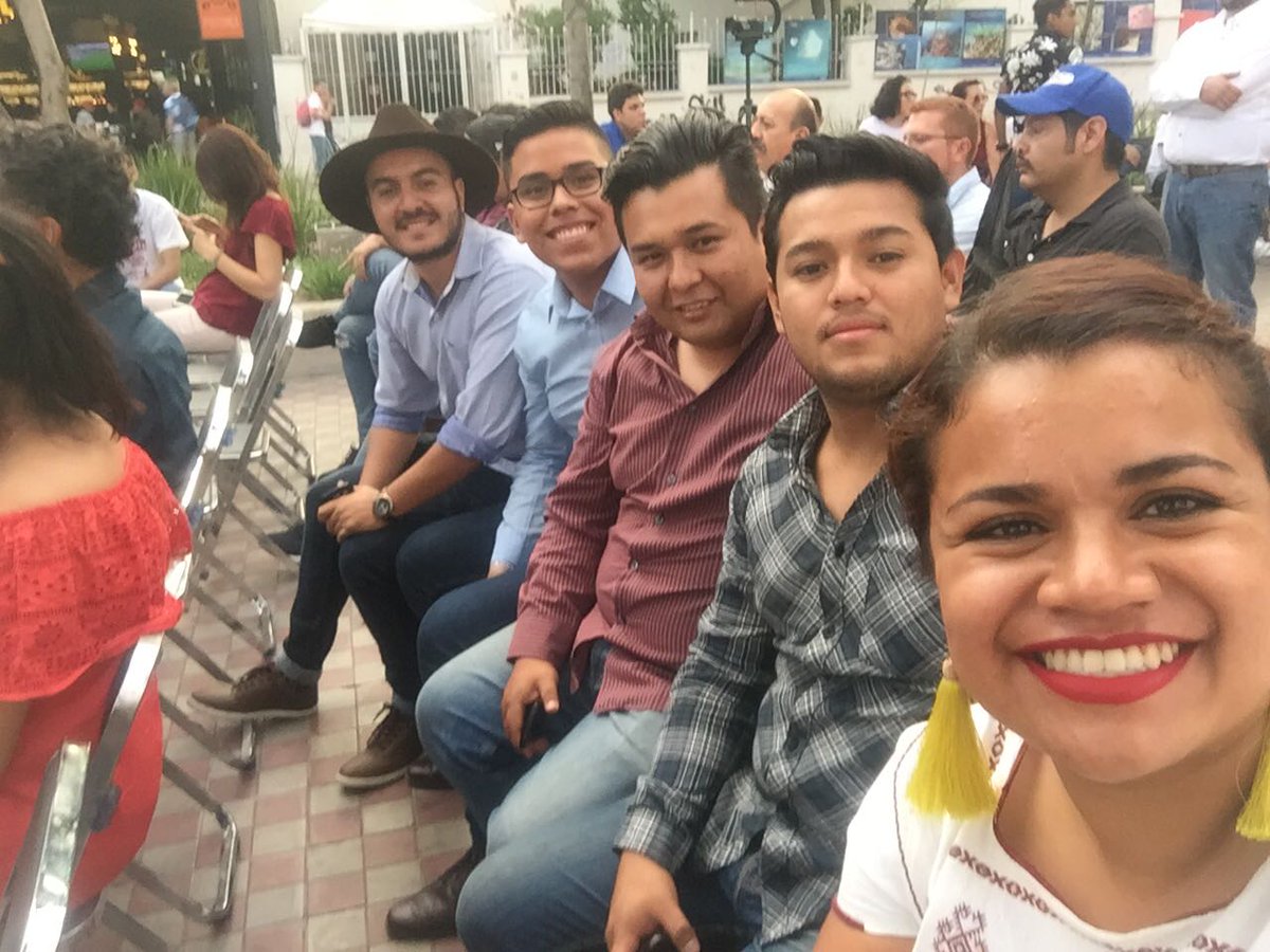 ivan_jsi's tweet photo. Desde el camellón de Av. Chapultepec estamos apoyando al @DrCarlosLomeli en el #DebateJalisco.
@Jovenes_SI_Jal
#AMLOMELÍGobernador https://t.co/nxIibSifsj