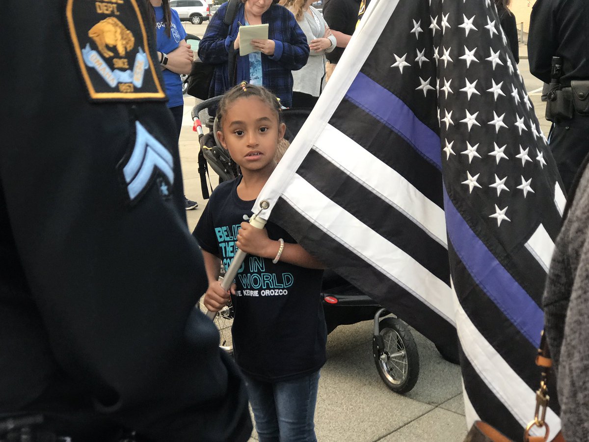 OmahaPolice's tweet photo. The #PoliceWeek2018 Candlelight Vigil is starting. Tonight we are standing by the families of the fallen. Shortly, we will #Walkthebeat of the career of a police officer. #OPD via @OPDKelsey https://t.co/PDdInhdPcp