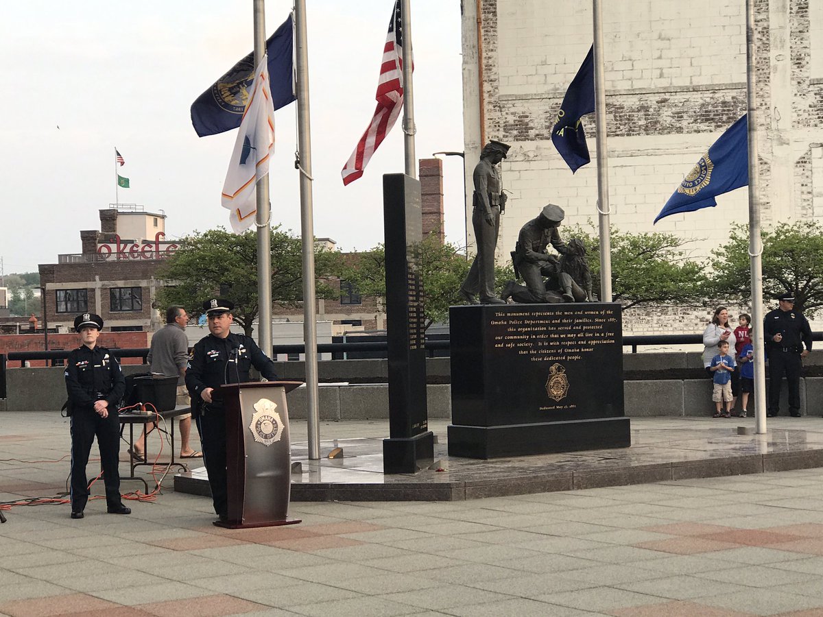 OmahaPolice's tweet photo. The #PoliceWeek2018 Candlelight Vigil is starting. Tonight we are standing by the families of the fallen. Shortly, we will #Walkthebeat of the career of a police officer. #OPD via @OPDKelsey https://t.co/PDdInhdPcp