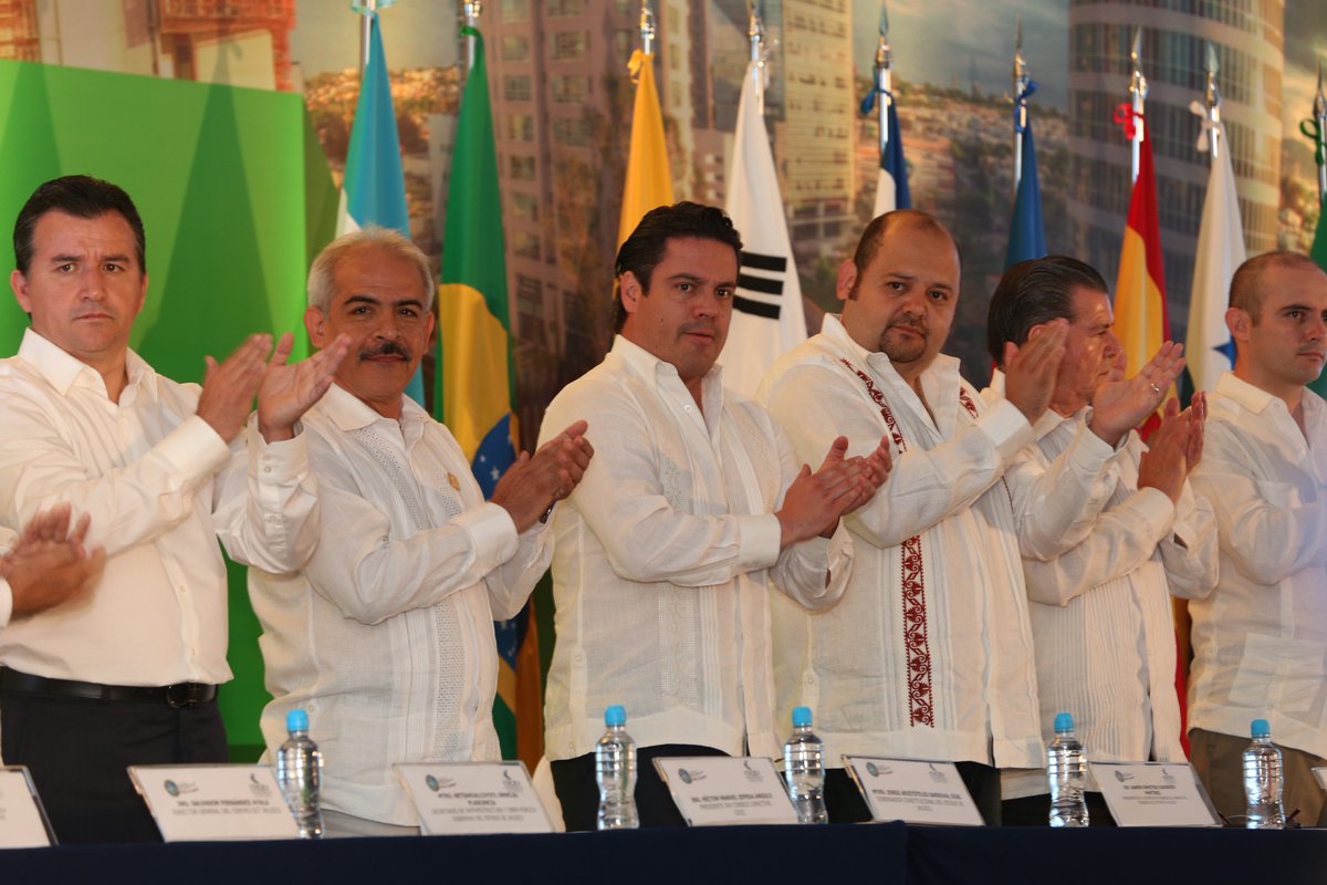 1HectorZepeda's tweet photo. Con gusto recuerdo que hace un año, se reunió en el #CongresoIberoamericano la ingeniería local, nacional e internacional para exponer temas muy importantes para el desarrollo de #Jalisco 1/3 https://t.co/131HudZ7B6