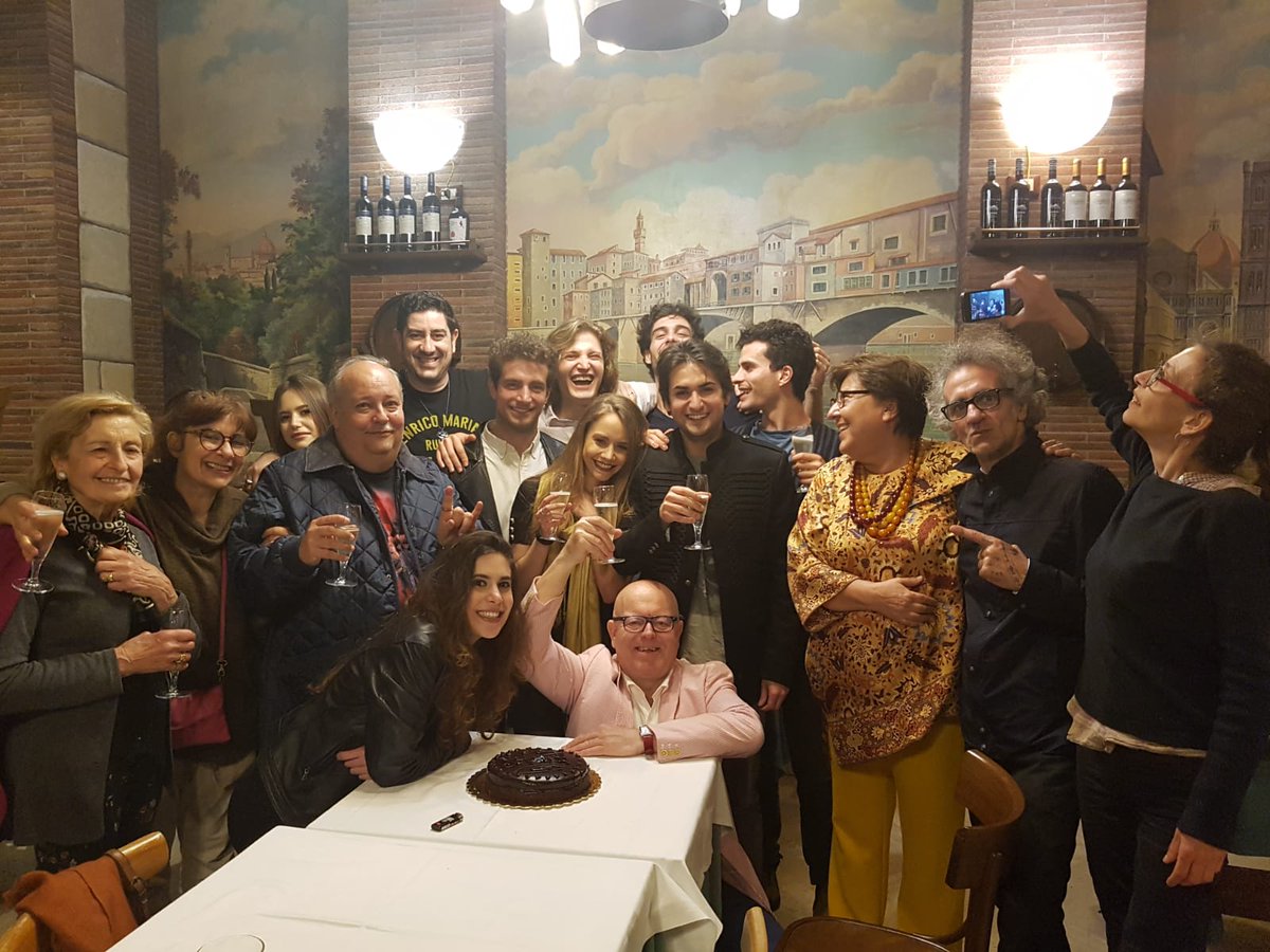 Non solo lo spettacolo è stato un successo,ma abbiamo chiuso questa prima serie di repliche festeggiado il compleanno di Matteo.Questi giovani attori(Elisabetta Mirra,Brenno Placido,Federico Le Pera,Matteo Bossoletti,Jacopo Carta) Sono stati bravi. #Teatro #TeatroStefania #Stefi