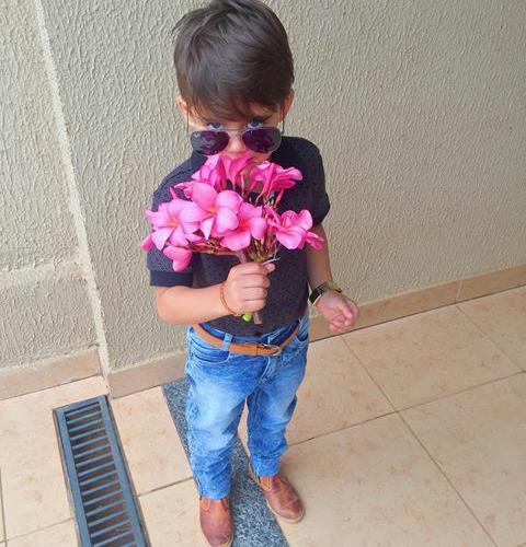 NichSalvatore's tweet photo. Feliz dia das mães, mamãe, você é a melhor mãe do mundo. Eu amo muito você, muito mesmo ❤
O papai me ajudou a comprar essas flores e eu quero que a senhora saiba que merece tudo de bom desse mundo é que quando eu tiver mais dinheiro vou comprar ele todinhooo pra senhora ❤❤ https://t.co/owUS9OF8gN