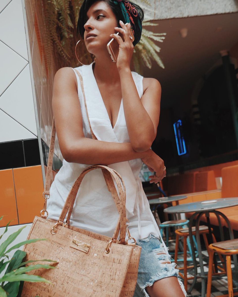 ninaberniceAU's tweet photo. Hello Monday! Time to hustle. 🙌🏻 Featuring our Olivia Cork Tote. #GirlBoss #womeninbusiness https://t.co/BAFYbdsrCi