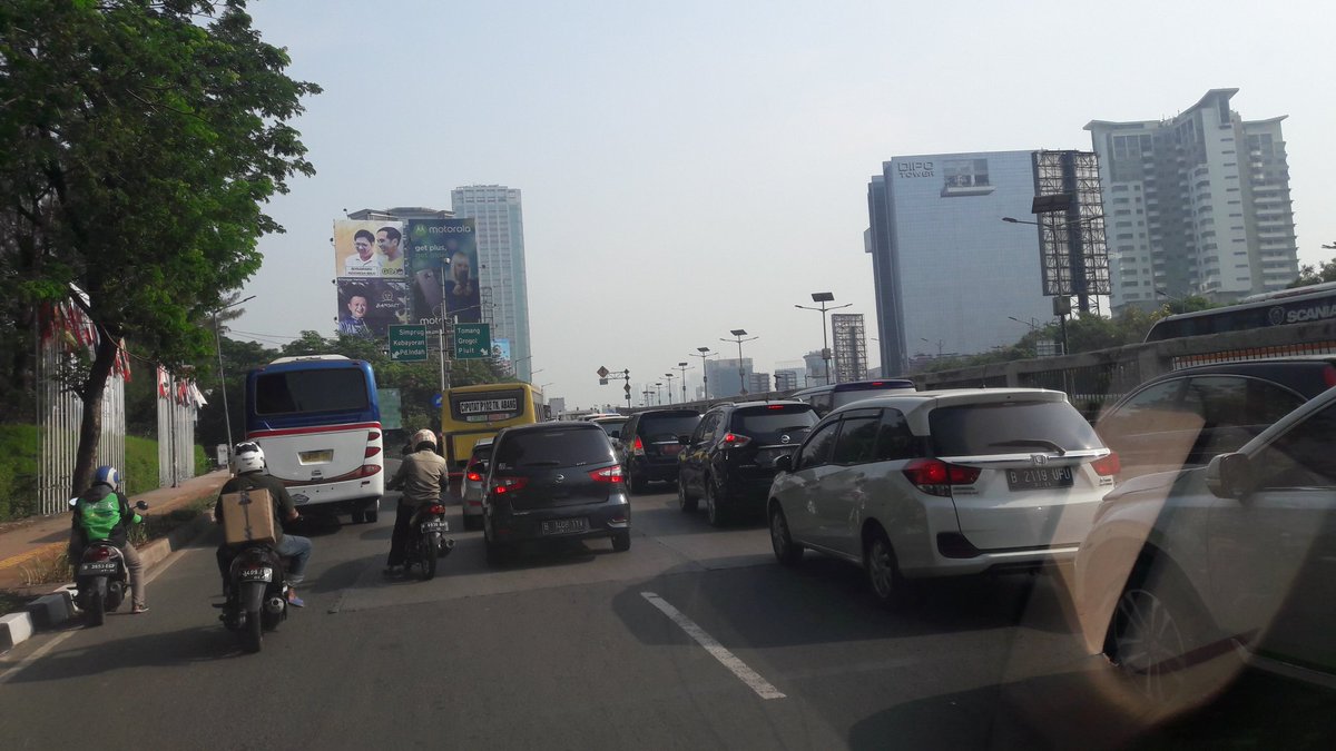 _Tarmin's tweet photo. @TMCPoldaMetro 08:49 Imbas antrian kendaraan di Traffic Iight Slipi mengekor hingga depan MPR. https://t.co/z9ejrqAQs5