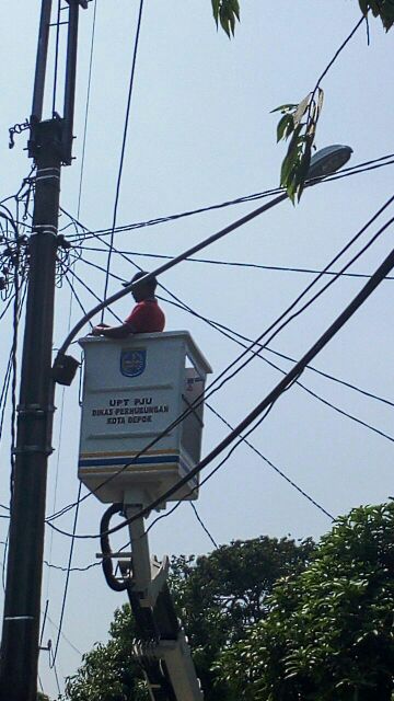 Perbaikan lampu di jln swadaya oleh tim teknis PJU <a href="/pemkotdepok/">PEMERINTAH KOTA DEPOK | #AyoPakaiMasker</a> <a href="/IdrisAShomad/">Mohammad Idris</a>