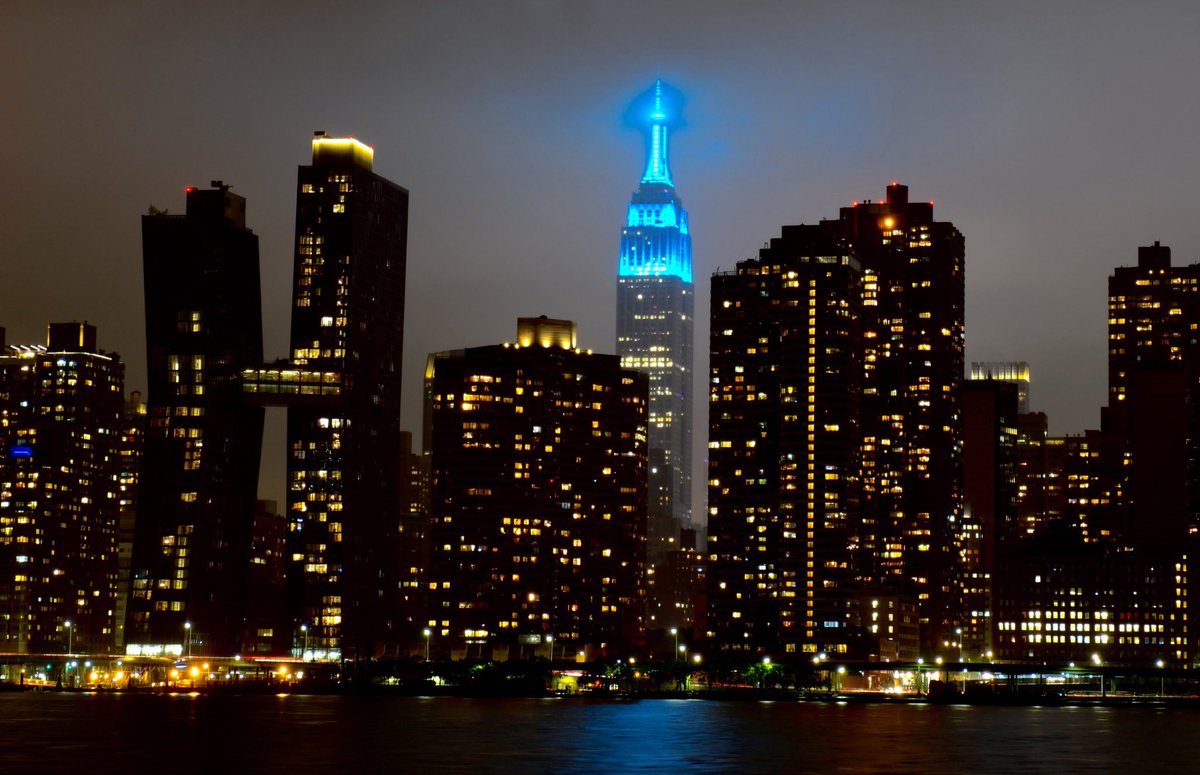 FoodAllergy's tweet image. The iconic @EmpireStateBldg lit teal in honor of #foodallergyweek! #turnitteal #tealtakeover