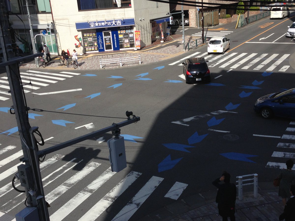 吹春やすたか 小金井市議会議員 防災士 自転車ナビマーク ご存知でした 道路の青い矢印 小金井では前原坂上と坂下の先にある交番前の交差点にあります 自転車が通行すべき部分及び進行すべき方向を明示しているとの事 警視庁の新しい取り組みだ