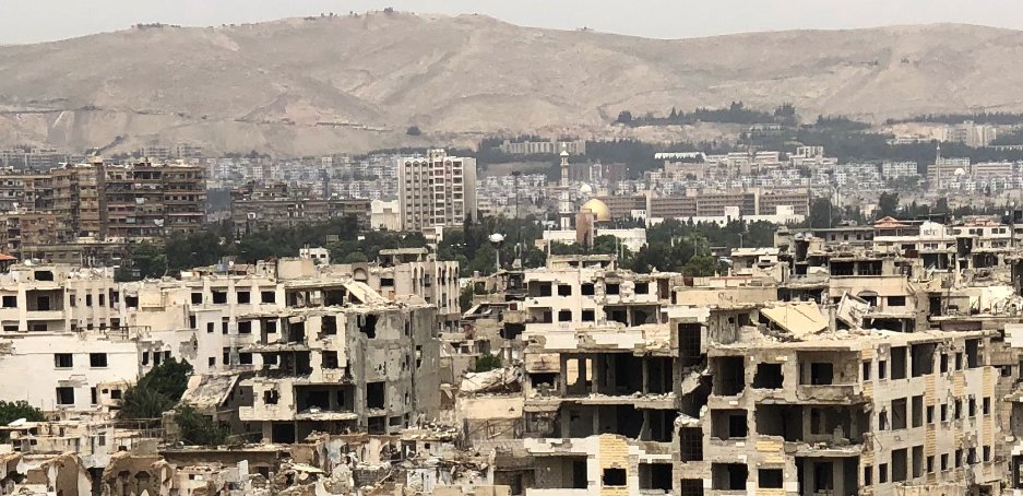 mikelayestaran's tweet photo. Una foto que muestra la frontera en los dos damascos, al fondo la parte de la ciudad bajo control del Gobierno, en primer plano la zona de Faylaq Al Rahman en #Yobar https://t.co/wMar6AJpWK