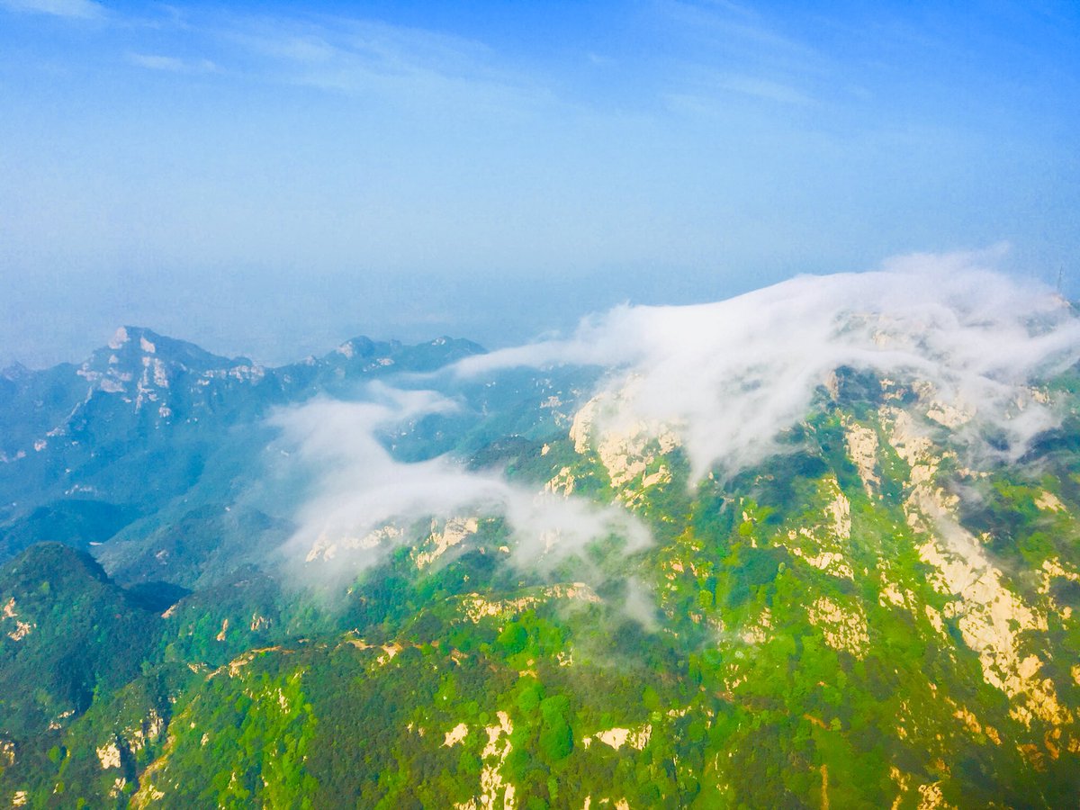 FlyrideFilms's tweet image. Crazy cloud cover over #Taishan this morning. The mountain is in the east of #China and is famous for its sunrises. #flyride5sacredmountains @moonrakervfx @Talesmithtv