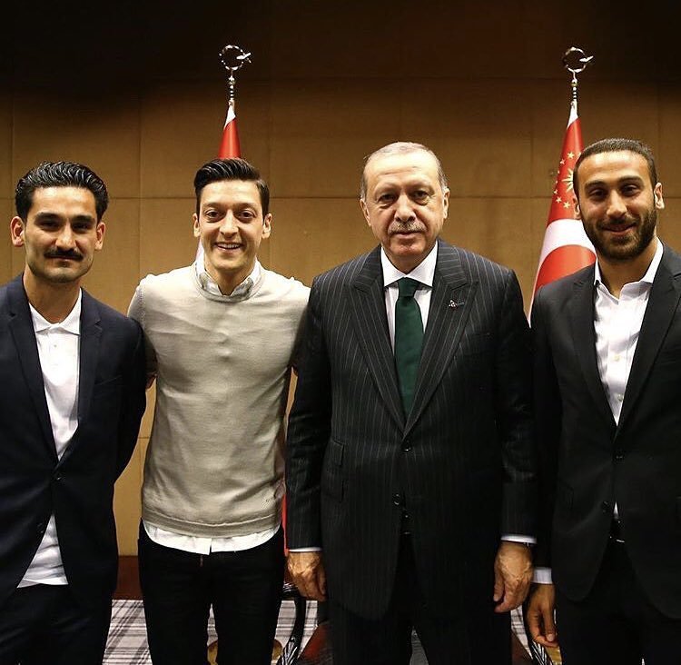 Cumhurbaşkanı Recep Tayyip Erdoğan, İngiltere ziyaretinde Premier Lig'de oynayan İlkay Gündoğan, Mesut Özil ve Cenk Tosun ile biraraya geldi. #Pazartesi #buyetmez #24Haziranda