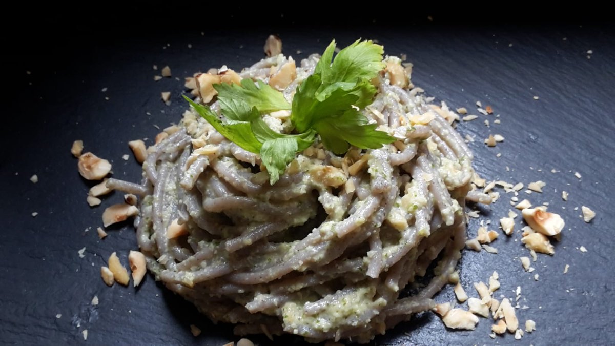 IBuoniSani's tweet photo. Per le nostre #ricettedellunedì oggi abbiamo per voi qualcosa di insolito ma super saporito, ovvero il pesto di sedano e nocciole! https://t.co/7Z7Vrf9Bkp #ricette #macrobiotica #ricettemacrobiotiche https://t.co/jUTyBgjzE3