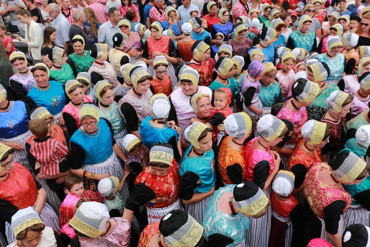 Komende zaterdag is het <a href="/urkerdag/">Urkerdag</a> op #Urk. Groot deel bewoners steekt zich in traditionele #klederdracht. Kleurrijk! <a href="/TouristInfoUrk/">Tourist Info Urk</a> <a href="/dezuiderzee/">De Zuiderzee</a>