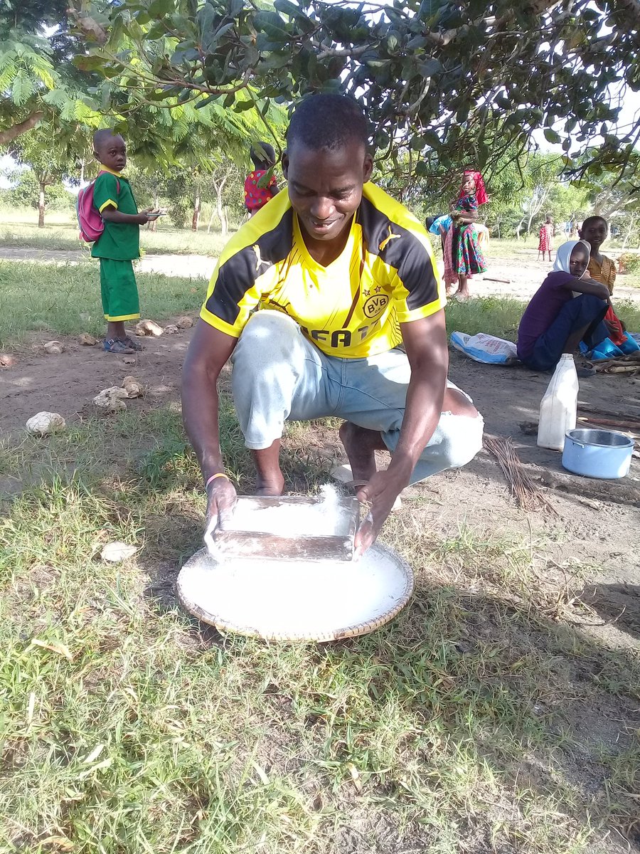 HassaniKamba's tweet photo. Waraghabishi wakiwa kwenye kazi ya kujitolea kuhakikisha wanafunzi wanapata Chanukah shule @billmarwa @KefarMbogela @mohamed_mkulima @msoapomtwara @MagufuliJP https://t.co/Bw68YguS9y