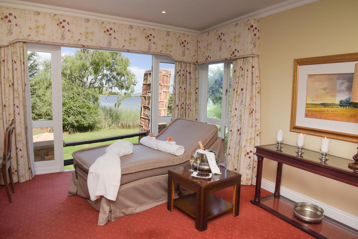 Walkersons's tweet photo. You'll never want to leave the @Walkersons Honeymoon Suite. With a jacuzzi, fireplace, and views, it's the ideal romantic escape! #dullstroom https://t.co/okWhSkKPDc