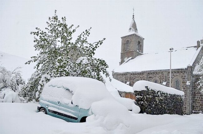 eteos @Meteos_ Ce lundi matin, belle couche de #neige (autour de 40cm) entre #HauteLoire et #Ardèche aux #Estables à 1320m d'altitude via https://www.lamontagne.fr/ 12:07 AM - May 14, 2018