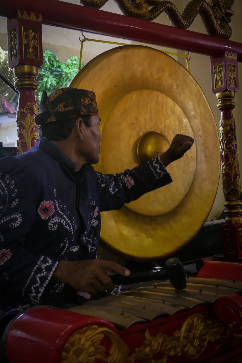 ciri khas musik gamelan @sumenepkab adalah tempo cepat dan penuh semangat serta pakaian para pemainnya