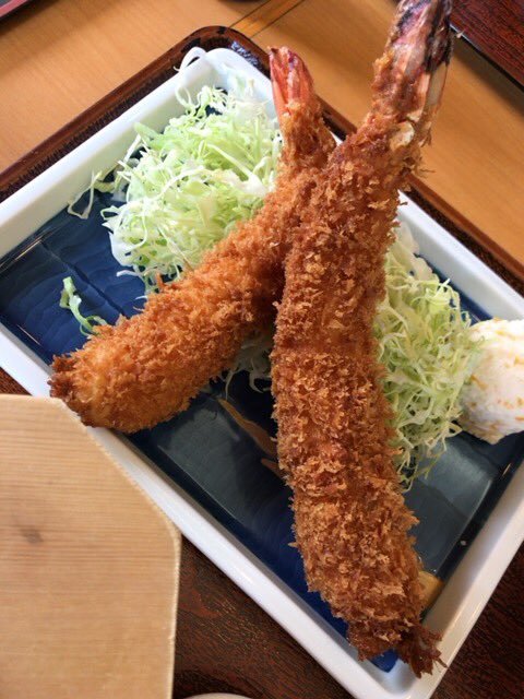 麺ヘラさん 21後厄わっしょい O 今日のランチは柏崎のとみ家さんで2年ぶり くらいのジャンボ海老フライ 定食 なんと1600円 税 うん お値段もジャンボ でもここで1本にしたら女が廃る って事で気合いの2本 大きいのに文句なしにぷりっぷりの