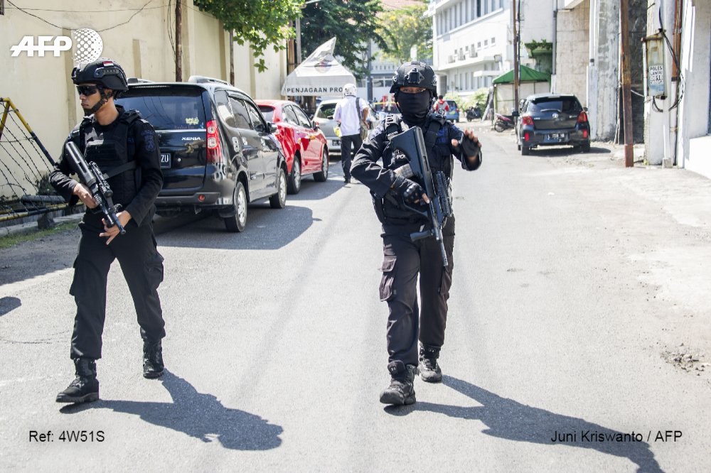 elnazi2's tweet photo. @andreaskorinov #ÚLTIMAHORA Una segunda familia suicida atenta contra la policía en Indonesia (autoridades) #AFP https://t.co/zn6641d3OF