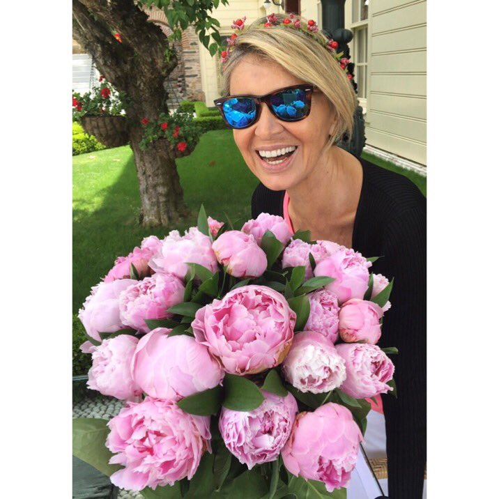 inciaksoy_'s tweet photo. ÇiçekIerin açtığı yerde umutIar da canIanır___🌸Lady Bird Johnson🌸
#mutluhaftalar #haveafabulousweek #ladybirdjohnson #quotes #hope #love #peony 🌿🌸🌿 https://t.co/Zgx0lLJtPK