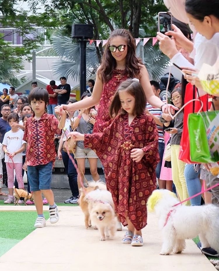 CentralParkMall's tweet photo. We can't turn back the time but we can show you our BEST MOMENTS on last year's DOG DOES DISCO.
.
Get READY to join Jakarta's BIGGEST DOG EVENT this weekend on DOG DOES DISCO MILLENNIALS - A Bohemian, Art & Music Festival 🐶🐕🐩
.
#CENTRALPARKMALL #dogdoesdisco #mallevent https://t.co/RFYibiNPax
