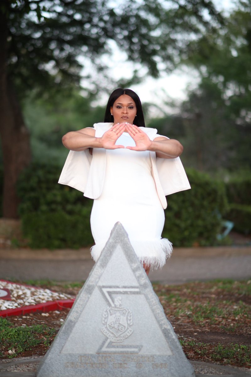kmmayo439's tweet photo. “She’s a BRICK....HOUSE!” Graduation Cap ❤️ #ilovemydst #EtaBetaMade #kmmartwork #pvamu https://t.co/nFnwhM1lfe