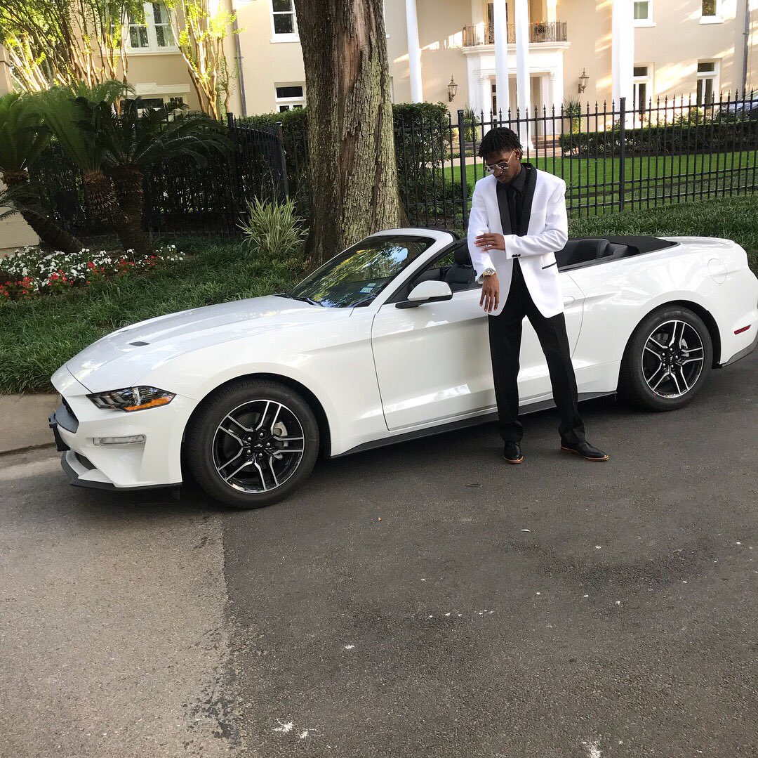 tae_cook's tweet photo. #prom2k18 https://t.co/IozvJTAR1t