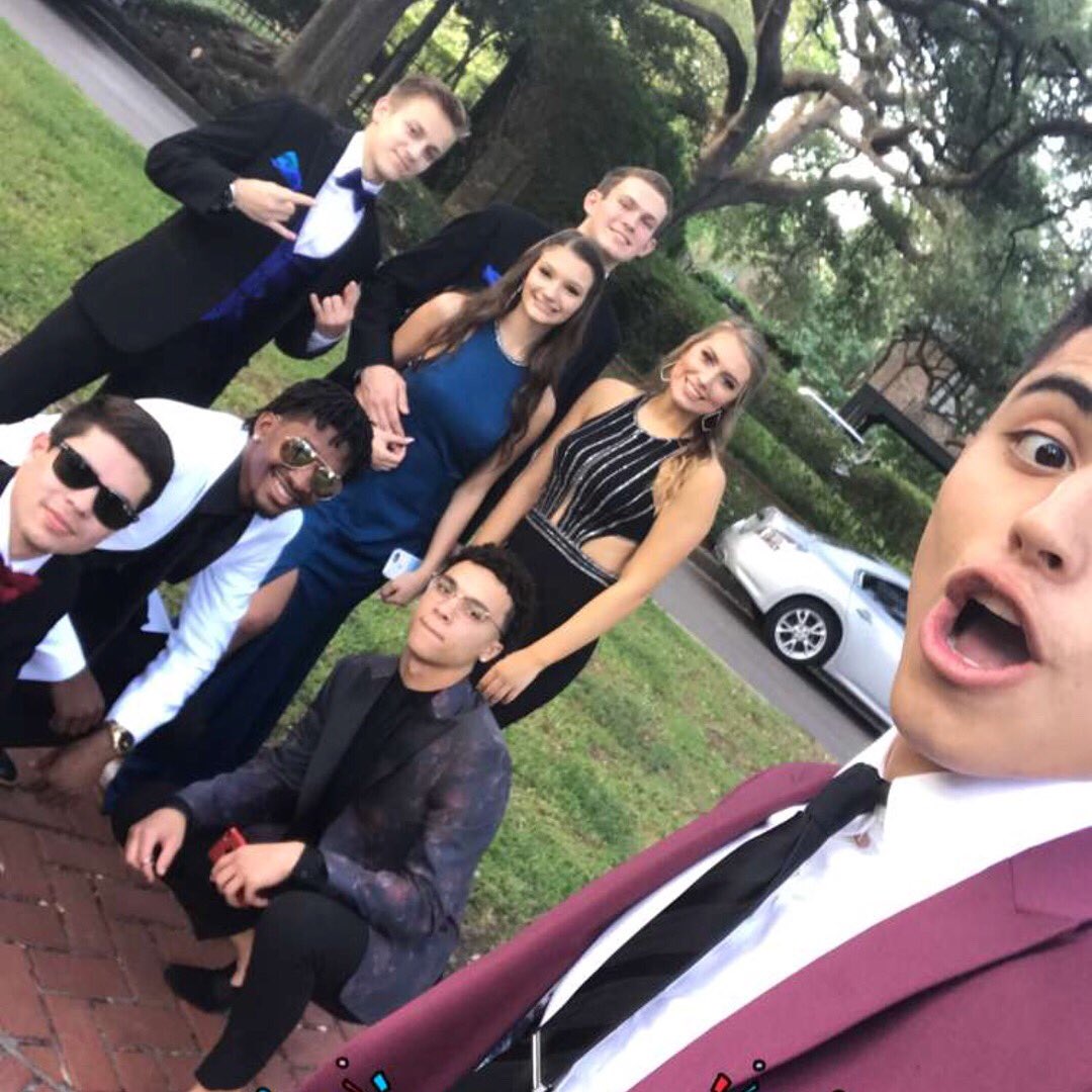 tae_cook's tweet photo. #prom2k18 https://t.co/IozvJTAR1t
