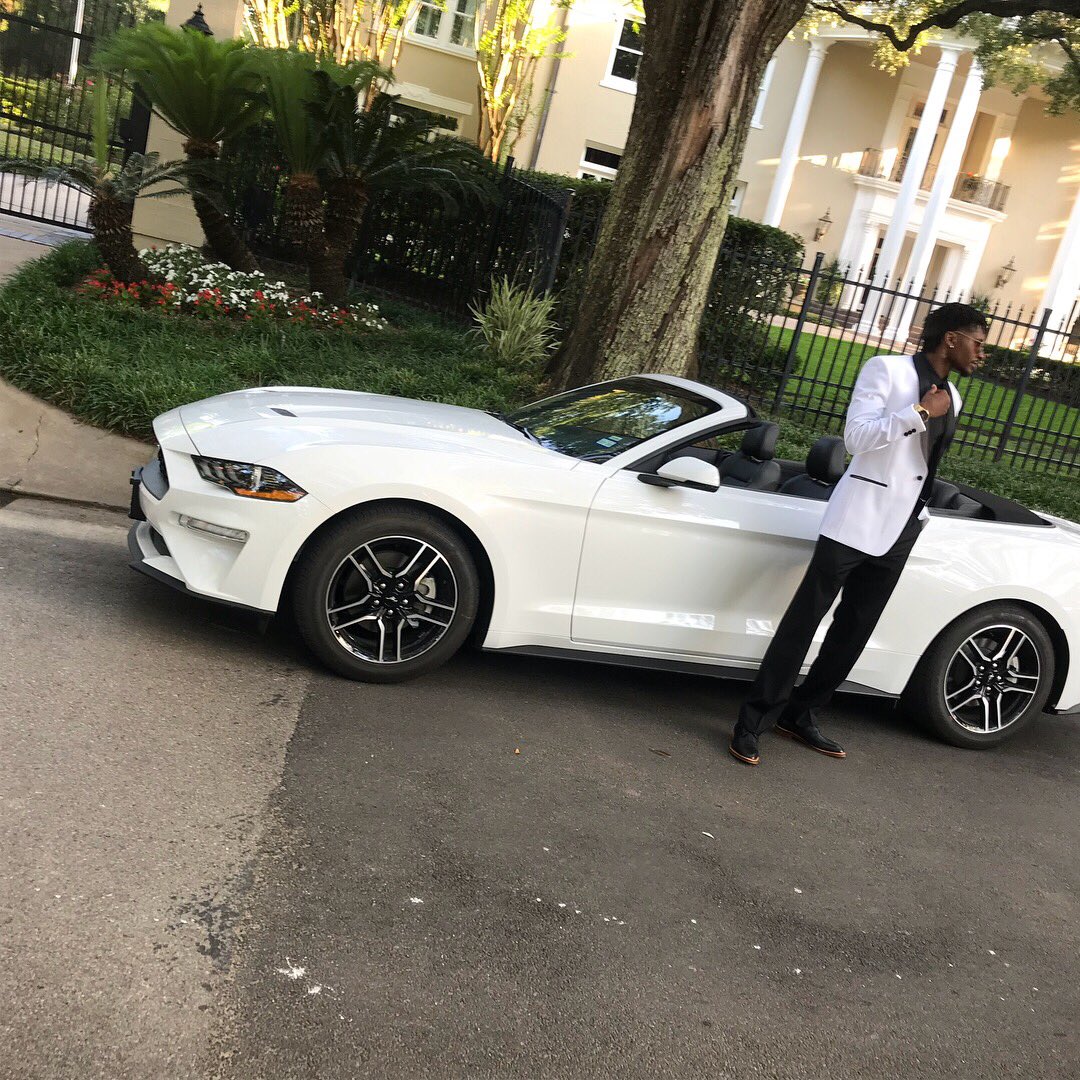 tae_cook's tweet photo. #prom2k18 https://t.co/IozvJTAR1t