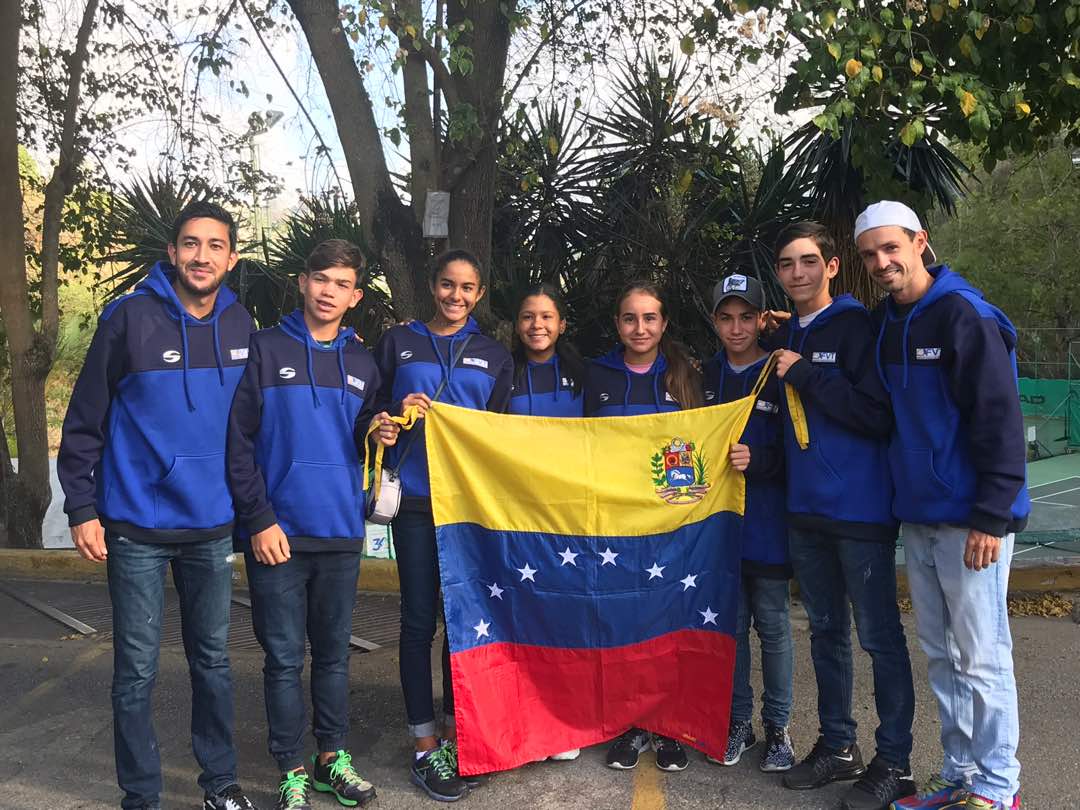 vanesa11368's tweet photo. Vanesa Suarez integrante de la Seleccion de Venezuela que participara en Torneo Suramericano de Tenis Categoria 14 en Guayaquil, Ecuador. 
 Gracias a @GatoradeVzla por su importante apoyo.
#AtletaG 
@TechGopher @skyrosnoticias @Babolat_Vzla @Feetures @feetures_vzla @HesperiaVE https://t.co/HkctRxgU3k