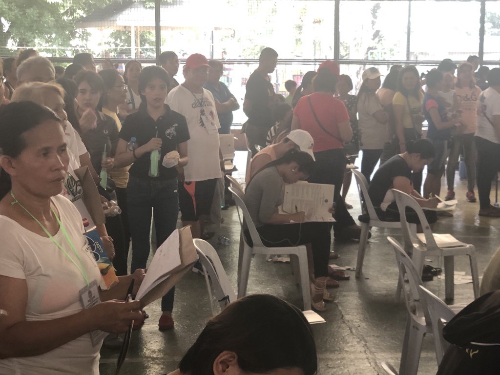 zenhernandez's tweet image. Voters have zero privacy in this polling precinct in Brgy. Bagbag, Novaliches. Anong magagawa ng folder? #Halalan2018