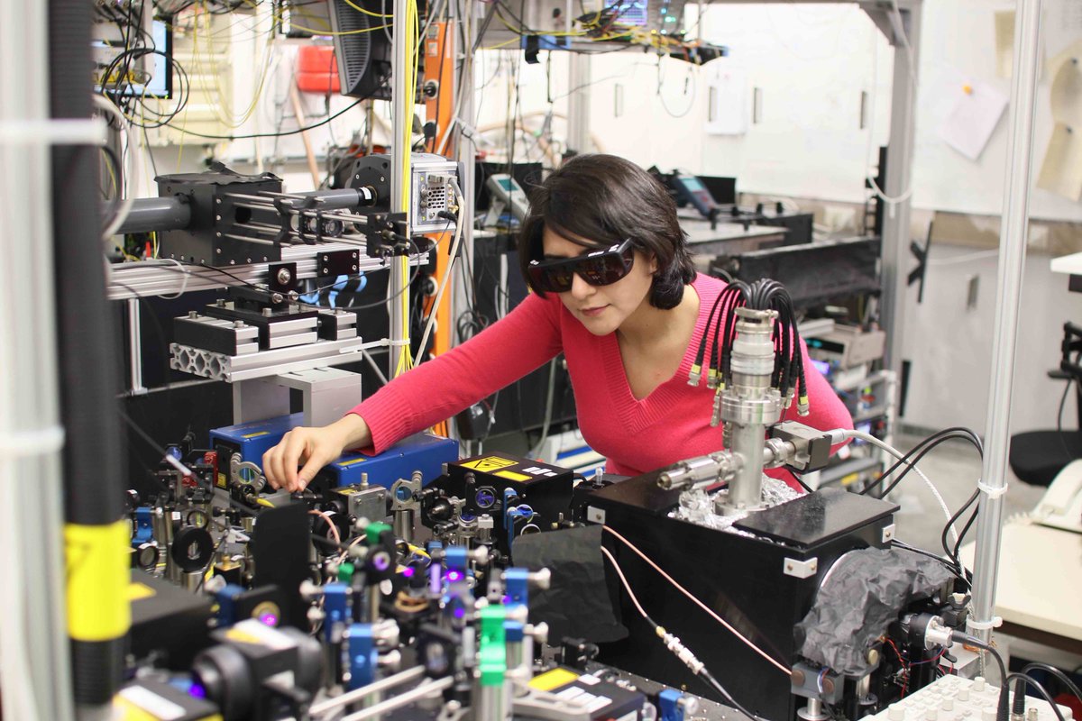 physikerinnen's tweet image. Arezoo Mokhberi: #PhysikerinderWoche - Arezoo is a postdoc &amp;amp; a @MSCActions fellow at the @uni_mainz. Currently, her research focuses on #Rydberg excitation of cold trapped ions... #quantumbits #womeninscience #womeninphysics #physikerinnen #physikerin dpg-physik.de/dpg/gliederung…