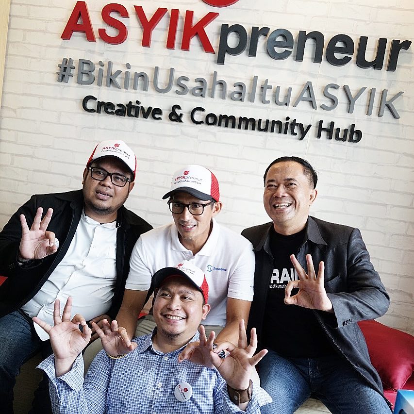 sandiuno's tweet photo. Jatuh bangun dalam usaha itu suatu hal yang biasa. Rezeki tidak pernah tertukar. Dagang merupakan 9 dari 10 pintu rezeki, jadi jangan khawatir. Dengan melakukan aktifitas perniagaan berarti sudah mengamankan pintu rezeki itu. Jadi jangan takut, tetap optimis, dan tetap berdoa. https://t.co/joTMnQbv56