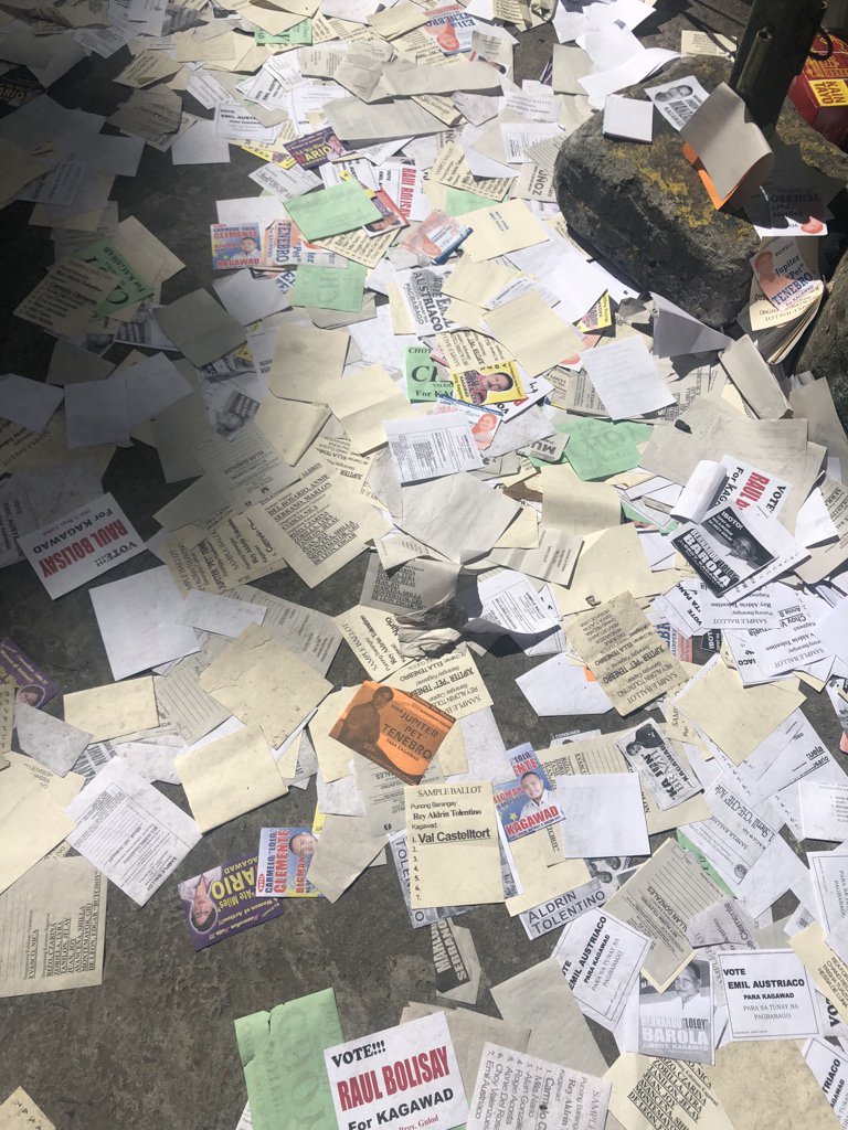 zenhernandez's tweet image. Distribution of sample ballots near or within polling areas is not allowed according to COMELEC. But clearly, nobody cares about these election rules. #Halalan2018
